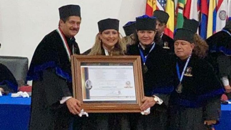 Recibe escritora panameña premio honoris causa del Claustro Doctoral Iberoamericano