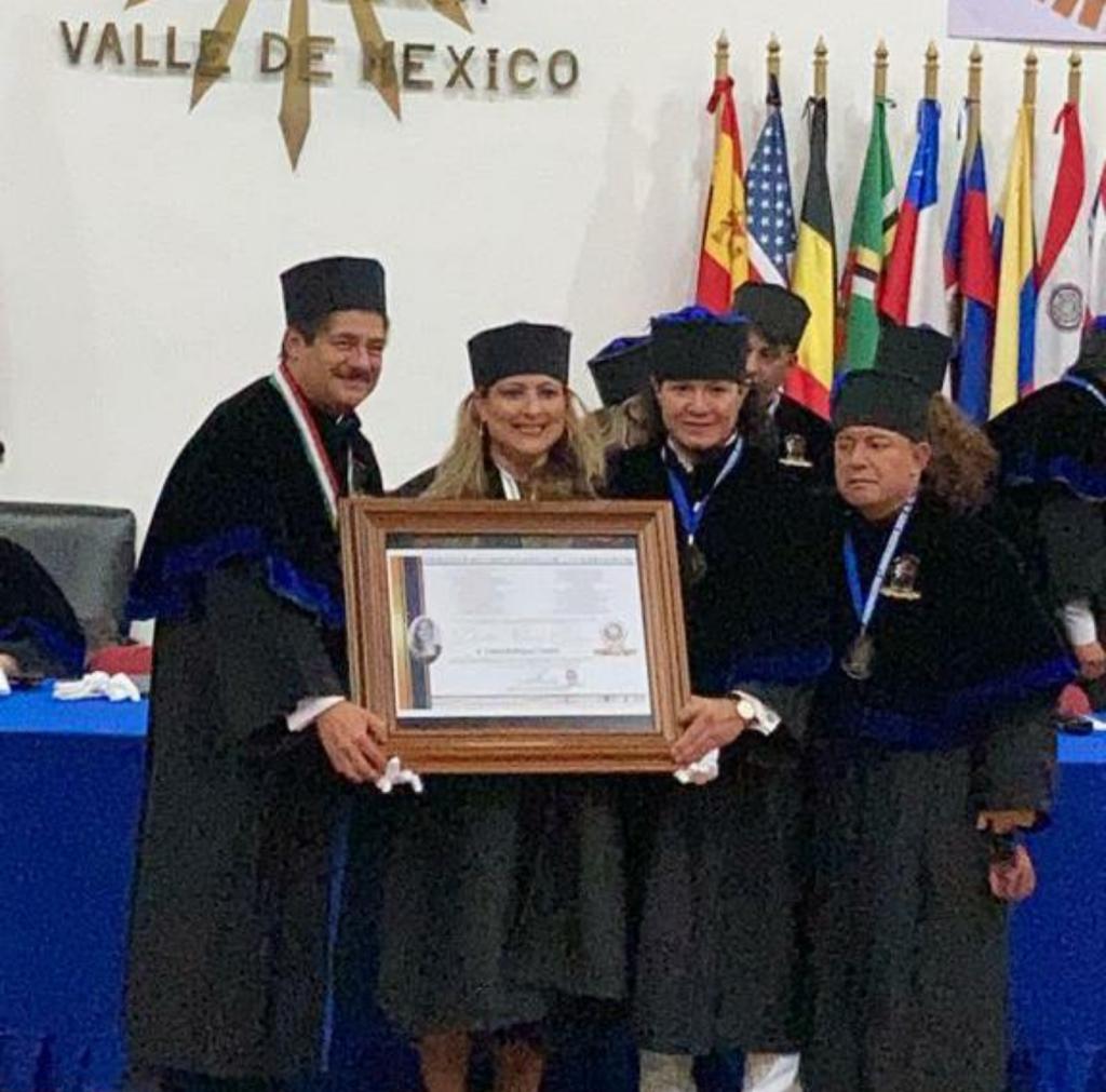 Recibe escritora panameña premio honoris causa del Claustro Doctoral Iberoamericano