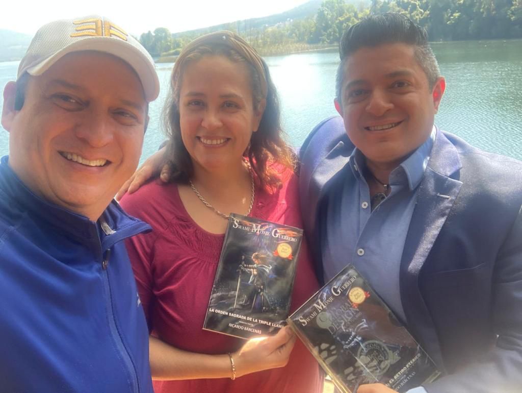 Ricardo Bárcenas recibe reconocimiento en el lago Zirahuén en Michoacán. Por Aziyadé Uriarte y Enrique Castillo