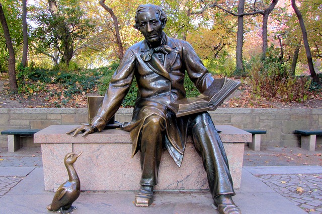 Hans Christian Andersen escribió «El patito feo» inspirándose en su propia vida