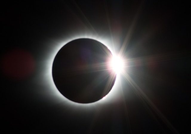 ¿Qué es un eclipse solar lunar?