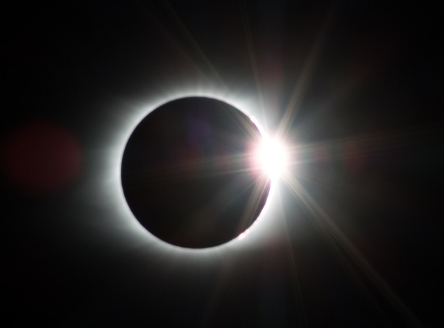 ¿Qué es un eclipse solar lunar?